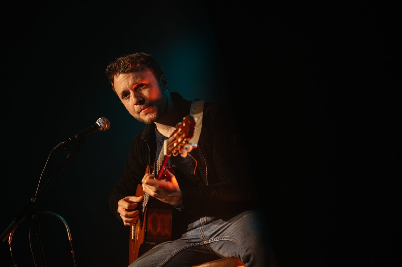 Chris Frieswijk met gitaar